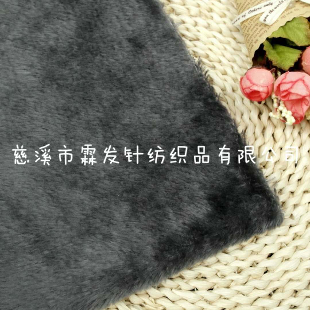 针织毛绒面料的多样面貌 从长毛绒到色纱小毛皮的工艺与时尚之美